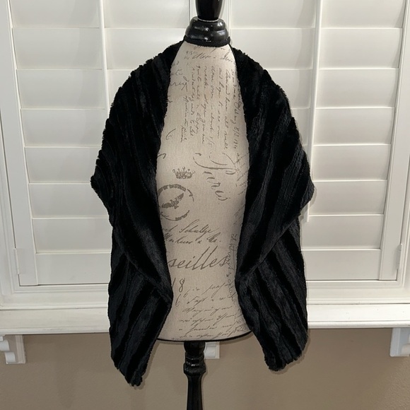 5/48 Faux Fur Vest - Picture 2 of 9